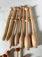 37 Klossen voor kantklossen + 2 glazen gewichten, Ophalen of Verzenden, Gebruikt, Klos(sen)