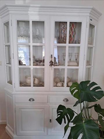 Kast, tafel en salontafel beschikbaar voor biedingen