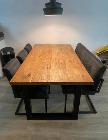 Houten Eettafel met Stalen Onderstel beschikbaar voor biedingen