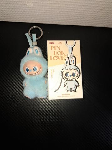 Pin for Love Serie K Sleutelhanger beschikbaar voor biedingen