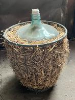 Oude brocante gistfles wijnfles in draadmand, Ophalen of Verzenden