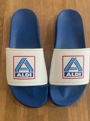 Nieuwe Aldi slippers € 15,00 maat 41/42. € 20,00 beschikbaar voor biedingen