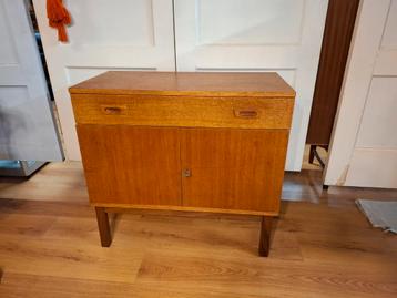 Vintage teak kastje wandkast wandmeubel mid century design  beschikbaar voor biedingen
