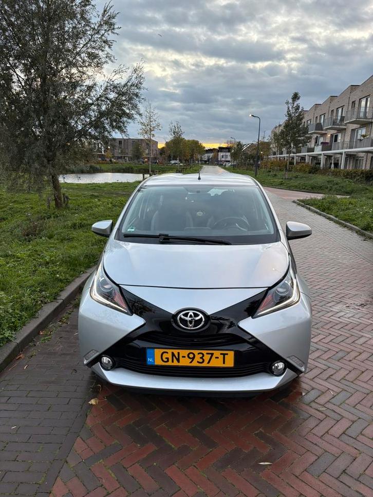 Toyota Aygo 1.0 Vvt-i X-Play 2015 Grijs, Auto's, Toyota, Particulier, ABS, Achteruitrijcamera, Airbags, Airconditioning, Bluetooth