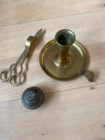 Koperen kandelaar en snuiter beschikbaar voor biedingen