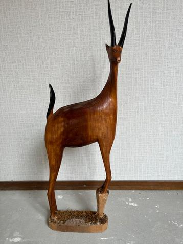 Houten hert beschikbaar voor biedingen