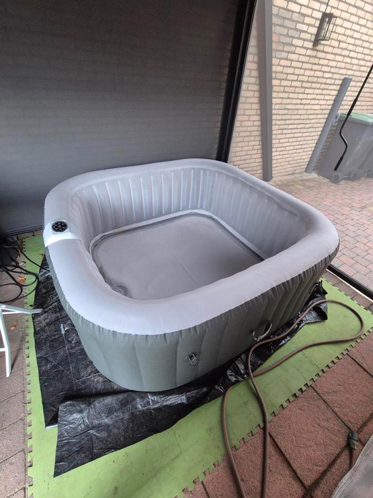 Arebos Opblaasbare Jacuzzi - Zo goed als nieuw!, Tuin en Terras, Bubbelbaden en Hottubs, Zo goed als nieuw, Opblaasbaar, Afdekzeil