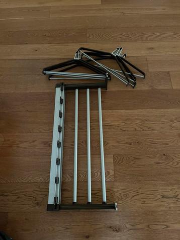 Metalen kapstok met 8 hangers beschikbaar voor biedingen