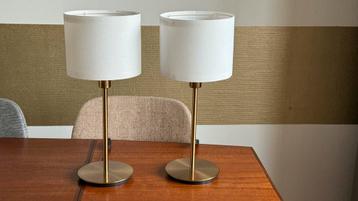 2 x SKAFTET tafellamp, messingkleur met witte kapjes beschikbaar voor biedingen