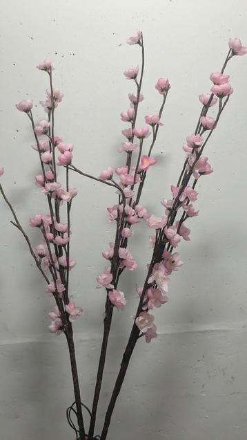 Nepbloemen roze met lichtjes erin  beschikbaar voor biedingen