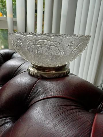 Persglas schaaltje met bloemmotief in het glas geslepen.  beschikbaar voor biedingen