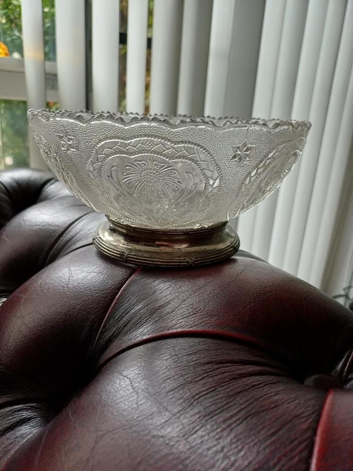 Persglas schaaltje met bloemmotief in het glas geslepen., Antiek en Kunst, Antiek | Glas en Kristal, Ophalen