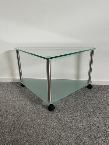 Glazen bijzettafel met wieltjes prijs is voor 2 stuks beschikbaar voor biedingen