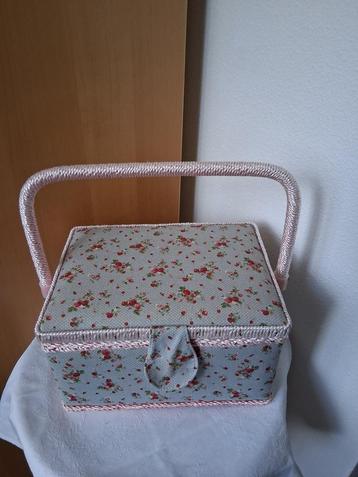 Vintage naaimand met hengsel bloemetjesstof beschikbaar voor biedingen