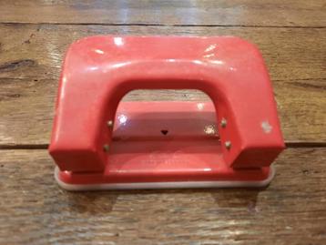 oude rode perforator, jaren 60 beschikbaar voor biedingen