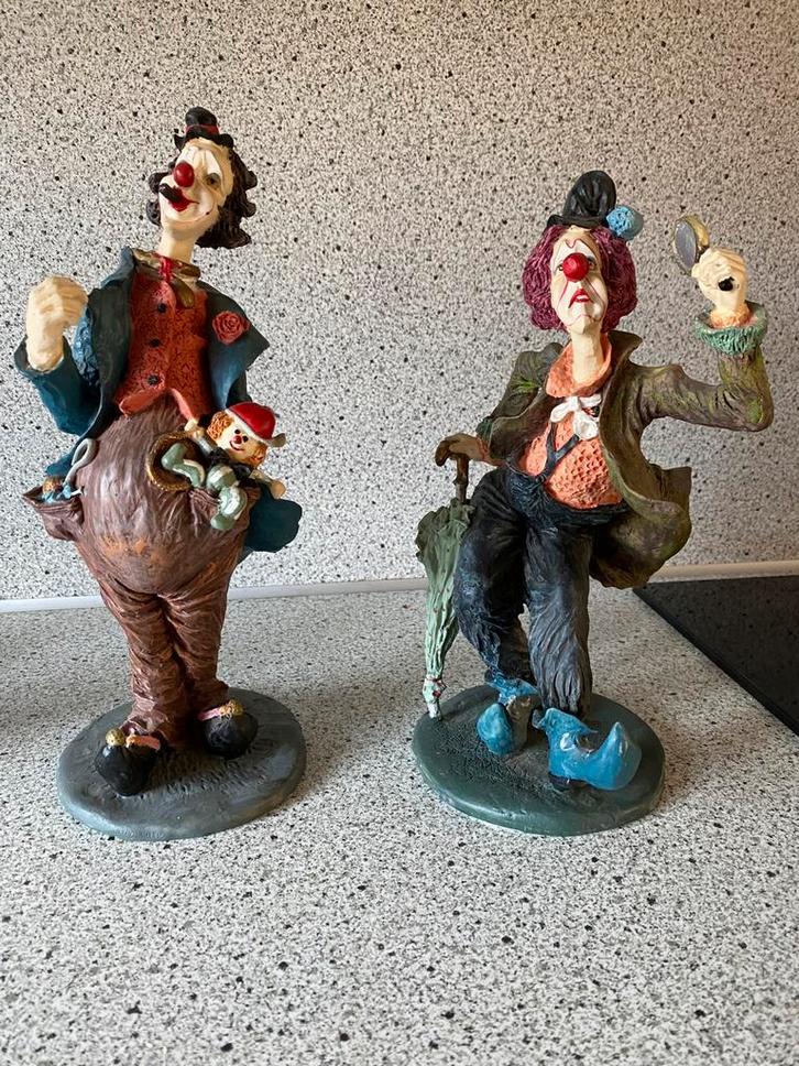 2 gedetailleerde clowns 30 cm hoog en 27 cm hoog. Kunsthars, Verzamelen, Beelden en Beeldjes, Zo goed als nieuw, Overige typen
