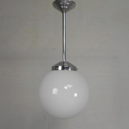 Art Deco hanglamp met witte bol, jaren 30, Antiek en Kunst, Antiek | Lampen, Ophalen of Verzenden