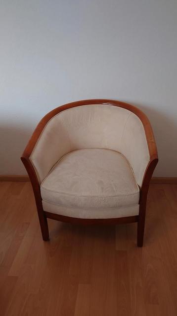 Elegante retro fauteuil met houten frame en crème bekleding beschikbaar voor biedingen