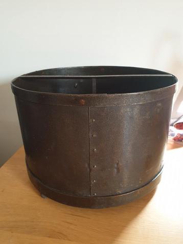 (T) Antieke graanmaat/graanton op pootjes. H 26,5 cm. Ø 38,5 beschikbaar voor biedingen