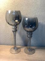 Hoge glazen kandelaars wijnglas model met grijze gloed, Huis en Inrichting, Woonaccessoires | Kandelaars en Kaarsen, Overige materialen