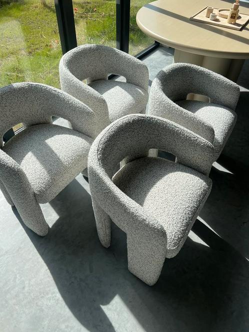 House Nordic Monroe Eetkamerstoel – Bouclé stof – Witgrijs, Huis en Inrichting, Stoelen, Nieuw, Vier, Hout, Stof, Wit, Ophalen of Verzenden
