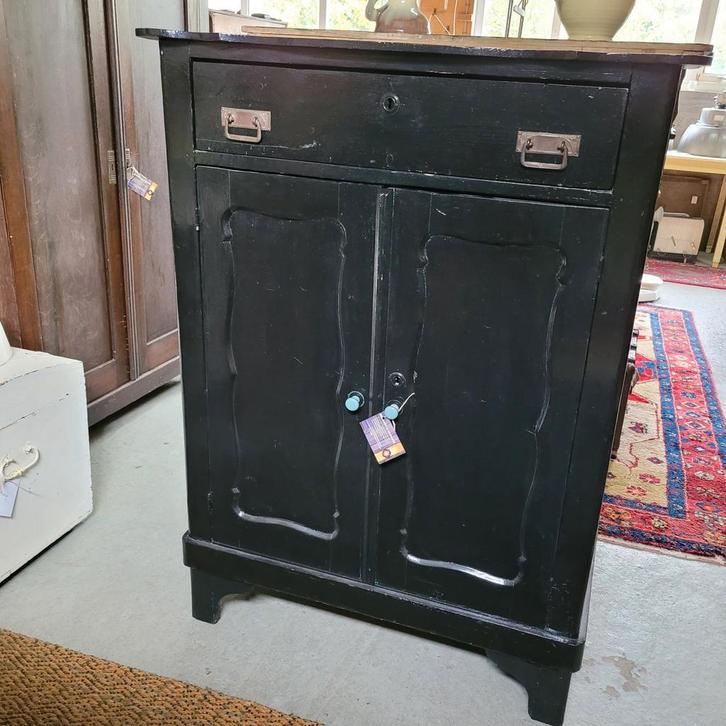Brocante oude zwarte ondiepe meidenkast kastje H 123,5 cm., Antiek en Kunst, Curiosa en Brocante, Ophalen