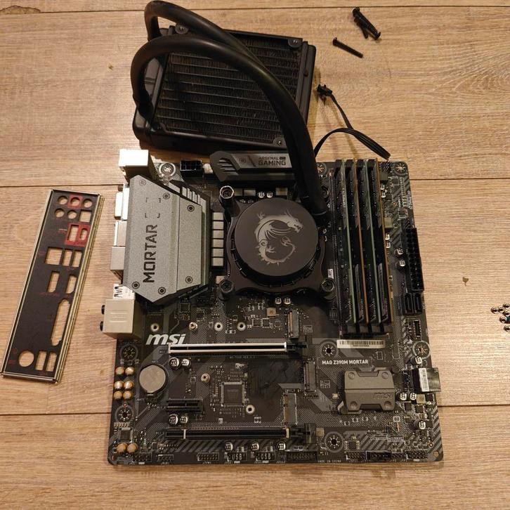 MSI Mag Z390 - i7 9700k - 32gb ram 2666mhz - waterkoeling, Computers en Software, Moederborden, Zo goed als nieuw, Intel, DDR4