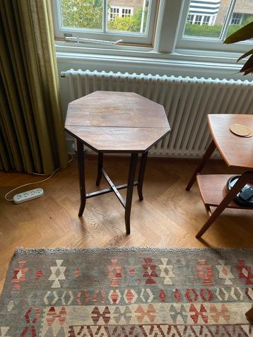Antieke achthoekige plantentafel beschikbaar voor biedingen