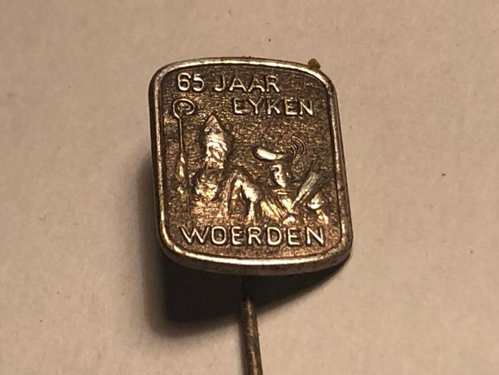 Metalen 65 JAAR EYKEN WOERDEN SINT & PIET Speld (Metaalkl.)., Verzamelen, Speldjes, Pins en Buttons, Zo goed als nieuw, Speldje of Pin