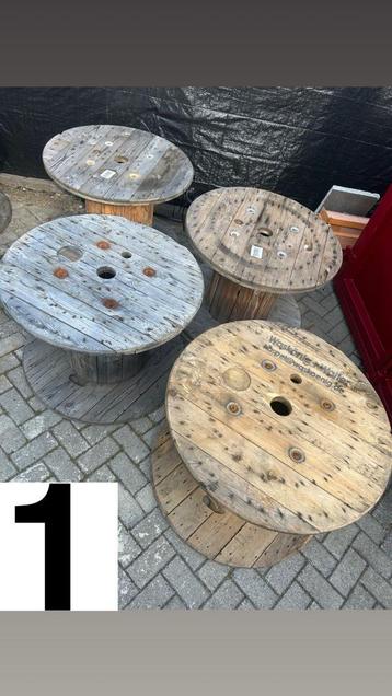 Ronde houten haspels – Apeldoorn beschikbaar voor biedingen