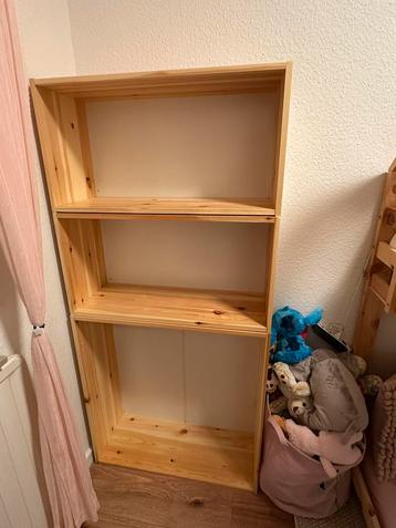 Houten kast met planken