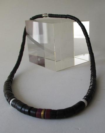 KT19-2: Zwarte Schelp ketting-41½ + 42½+43cm.-Donker Paars beschikbaar voor biedingen