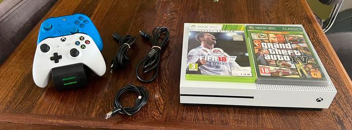 Xbox One S met 2 controllers, oplaadstation en games, Spelcomputers en Games, Spelcomputers | Xbox One, Gebruikt, Xbox One, 500 GB
