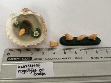 Miniatuur vogeltjes en badje beschikbaar voor biedingen