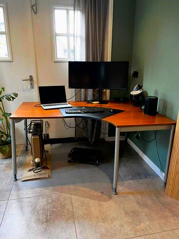 IKEA galant hoekbureau. Ziet er goed uit