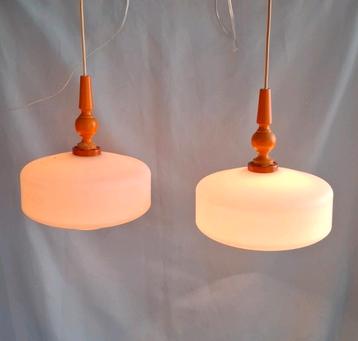Twee Vintage Scandinavische Hanglamp beschikbaar voor biedingen