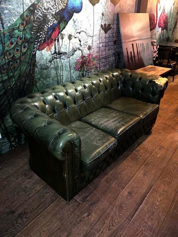 Klassieke groene lederen bank beschikbaar voor biedingen
