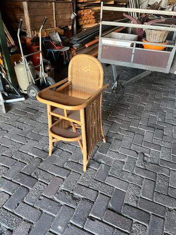Rieten kinderstoel. beschikbaar voor biedingen