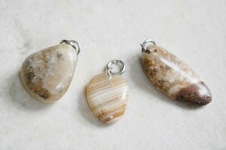 Aragoniet hangers (blauw-wit, bruin, geel, grijs), Verzamelen, Mineralen en Fossielen, Ophalen of Verzenden