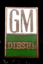 General Motors Diesel speld groen-wit emaille, Verzamelen, Verzenden, Nieuw, Transport, Speldje of Pin