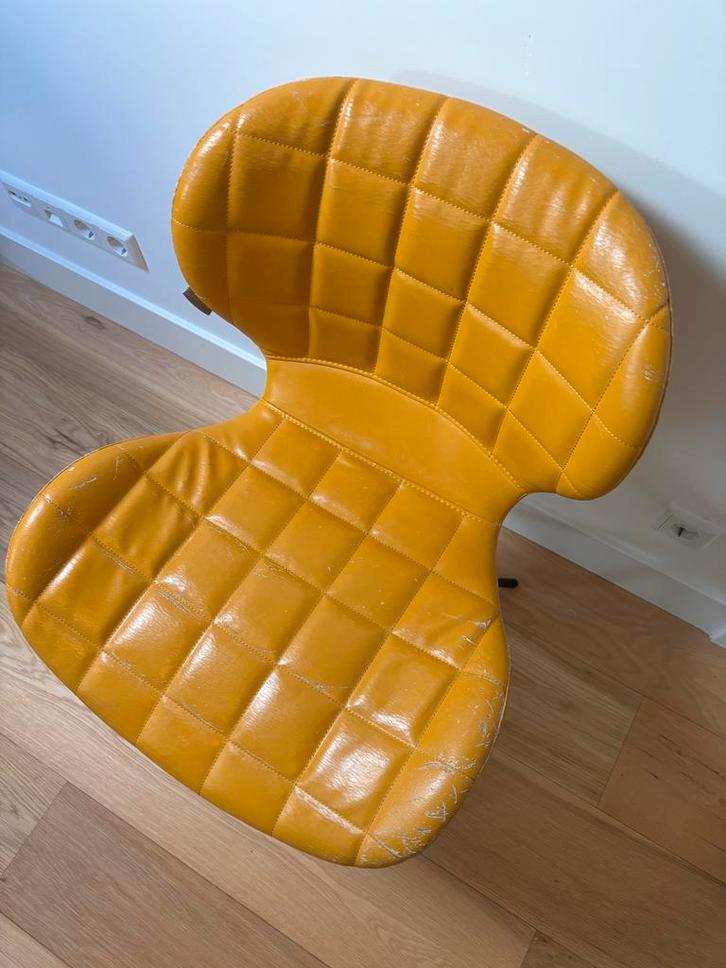 Zuiver OMG Stoel Okergeel PU Leer, Huis en Inrichting, Stoelen, Gebruikt, Eén, Leer, Overige kleuren, Ophalen of Verzenden