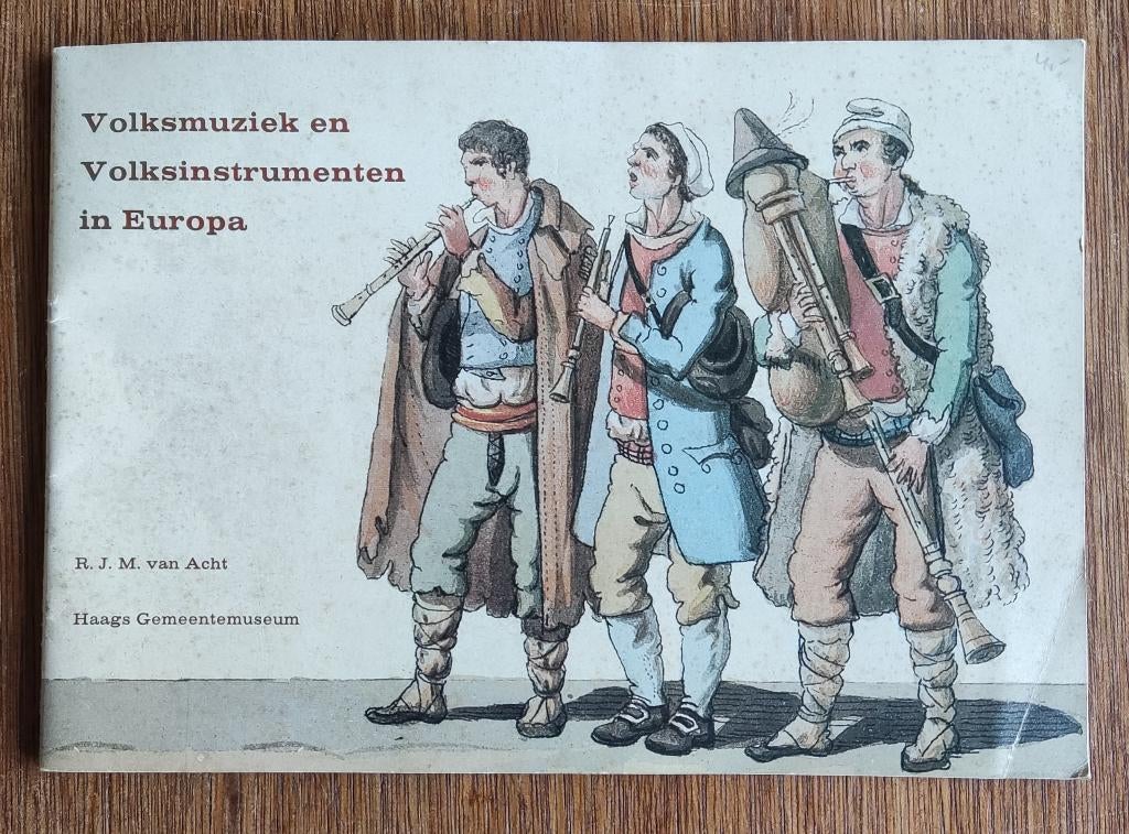 Volksmuziek en volksinstrumenten in Europa-R.J.M. van Acht, Ophalen of Verzenden, Gelezen, Artiest