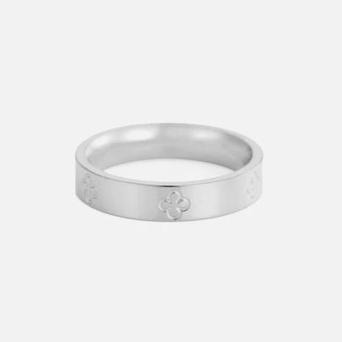 Zilverkleurige ring met gegraveerde klavertjes 16mm, Sieraden, Tassen en Uiterlijk, Ringen, Nieuw, Dame, Kleiner dan 17, Zilver