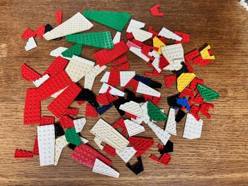 Lot LEGO 100 wedges / angled plates in diverse kleuren beschikbaar voor biedingen