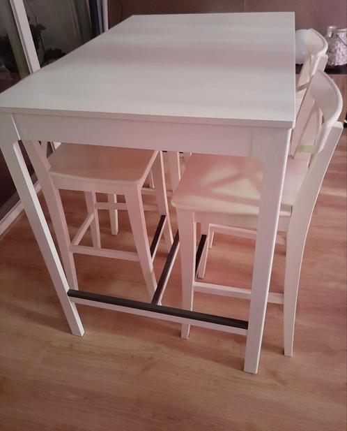 Witte bartafel met 4 bijpassende stoelen van Ikea, Huis en Inrichting, Tafels | Statafels, Zo goed als nieuw, Ophalen