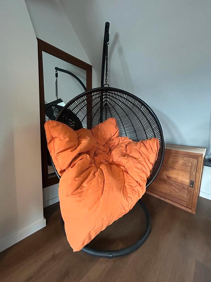 Mooie hangstoel zwart incl kussen en standaard, Huis en Inrichting, Stoelen, Zo goed als nieuw, Eén, Metaal, Riet of Rotan, Zwart