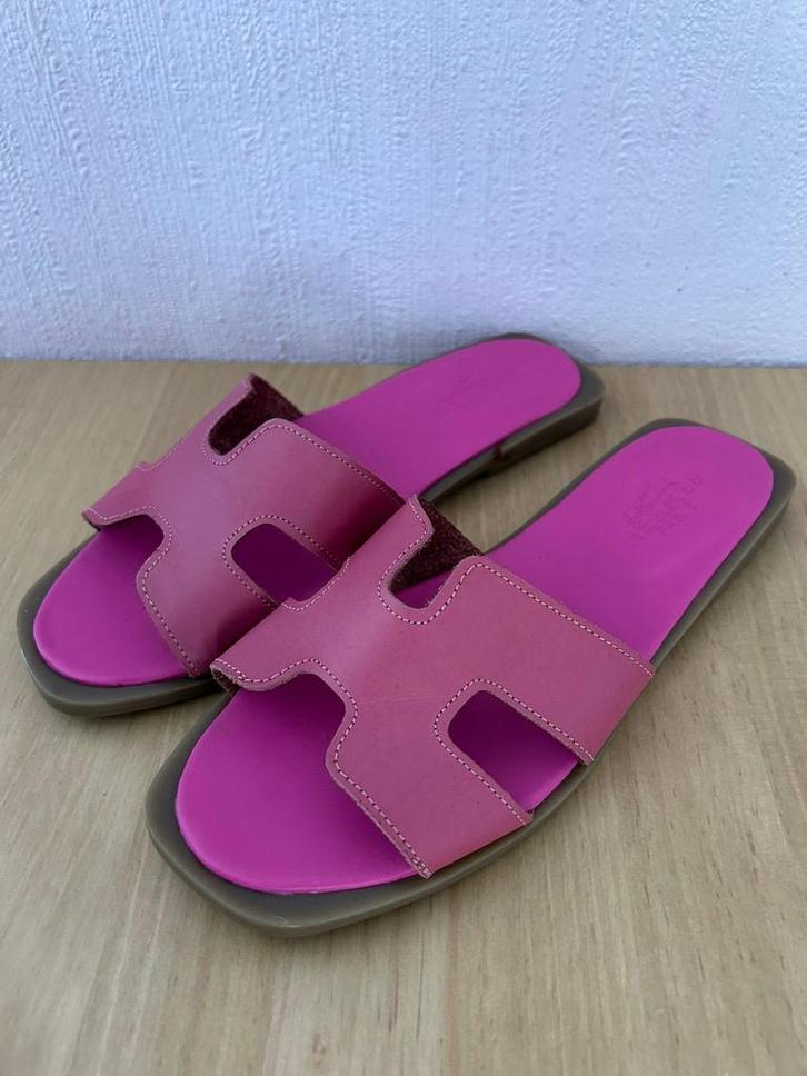 Hermes Slippers - Stijlvol en Comfortabel!, Kleding | Dames, Schoenen, Nieuw, Slippers, Roze, Ophalen of Verzenden