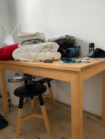 Stevige vierkante tafel + 2 krukjes | Bieden beschikbaar voor biedingen