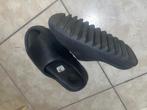 Yeezy slides 39, Kleding | Heren, Schoenen, Yeezy slide, Zwart, Ophalen of Verzenden, Zo goed als nieuw