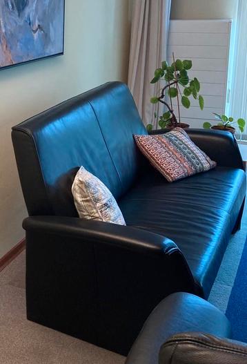 Te koop: zwart leren tweezits bank, Montigny beschikbaar voor biedingen